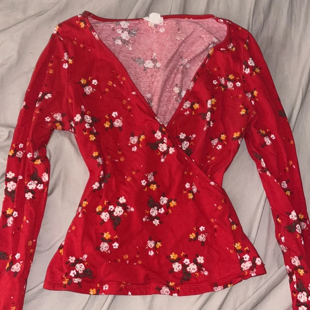 Garage Red floral wrap long sleeve top 💌 - Picture 4 of 5